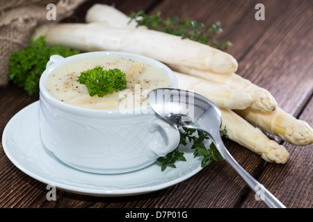 Bol à soupe d'asperge surmontée de fines herbes Banque D'Images