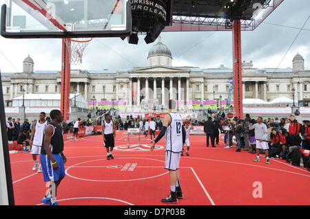 Trafalgar Square, Londres, Royaume-Uni. 11 mai 2013. Le baskeball cour dans le centre de Trafalgar Square, avec la National Gallery de l'arrière-plan. La Turkish Airlines Euroleague Basketball Fan Zone se remplit plus de 2 000 mètres carrés de Trafalgar Square avec des activités tout au long de quatre fins de semaine du vendredi 10 mai au dimanche 12 mai. Un temps de la cour principale, deux tribunaux complet complet avec un 15 mètres de haut, sur le toit au milieu de la place. La Cour principale de la Turkish Airlines sera le principal lieu d'exposition pour des jeux, des concours et autres activités. Credit:Matthieu Chattle/Alamy Banque D'Images