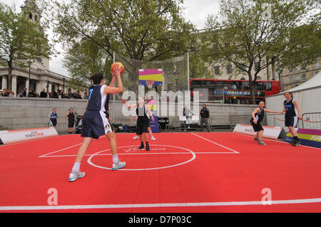 Trafalgar Square, Londres, Royaume-Uni. 11 mai 2013. Womens équipes jouent baskeball sur l'une des plus petites juridictions de Trafalgar Square, avec la National Gallery de l'arrière-plan. La Turkish Airlines Euroleague Basketball Fan Zone se remplit plus de 2 000 mètres carrés de Trafalgar Square avec des activités tout au long de quatre fins de semaine du vendredi 10 mai au dimanche 12 mai. Un temps de la cour principale, deux tribunaux complet complet avec un 15 mètres de haut, sur le toit au milieu de la place. La Cour principale de la Turkish Airlines sera le principal lieu d'exposition pour des jeux, des concours et autres activités. Credit:Matthieu Chattle/Alamy vivre Banque D'Images