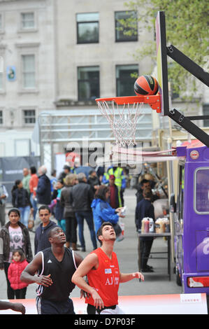 Trafalgar Square, Londres, Royaume-Uni. 11 mai 2013. Mens équipes jouent baskeball sur l'une des plus petites juridictions de Trafalgar Square, avec la National Gallery de l'arrière-plan. La Turkish Airlines Euroleague Basketball Fan Zone se remplit plus de 2 000 mètres carrés de Trafalgar Square avec des activités tout au long de quatre fins de semaine du vendredi 10 mai au dimanche 12 mai. Un temps de la cour principale, deux tribunaux complet complet avec un 15 mètres de haut, sur le toit au milieu de la place. La Cour principale de la Turkish Airlines sera le principal lieu d'exposition pour des jeux, des concours et autres activités. Credit:Matthieu Chattle/Alamy Banque D'Images