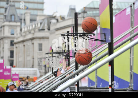 Trafalgar Square, Londres, Royaume-Uni. 11 mai 2013. Basket-ball qui tombent à travers le panier à la Fan Zone event à Trafalgar Square. La Turkish Airlines Euroleague Basketball Fan Zone se remplit plus de 2 000 mètres carrés de Trafalgar Square avec des activités tout au long de quatre fins de semaine du vendredi 10 mai au dimanche 12 mai. Un temps de la cour principale, deux tribunaux complet complet avec un 15 mètres de haut, sur le toit au milieu de la place. La Cour principale de la Turkish Airlines sera le principal lieu d'exposition pour des jeux, des concours et autres activités. Credit:Matthieu Chattle/Alamy Banque D'Images