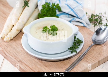 Bol à soupe d'asperge surmontée de fines herbes Banque D'Images