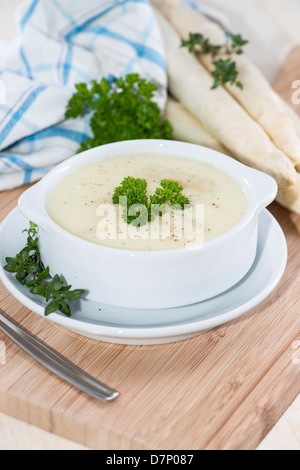 Soupe aux asperges garnie de fines herbes Banque D'Images