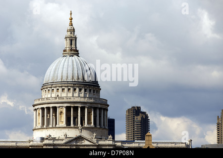 La Cathédrale St Paul à Londres, voir sous ciel nuageux Banque D'Images