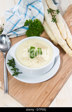 Soupe aux asperges garnie de fines herbes Banque D'Images