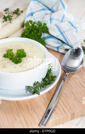 Bol à soupe d'asperge surmontée de fines herbes Banque D'Images