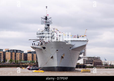 La Tamise, nr Greenwich, London, UK. 11 mai 2013. Le HMS Illustrious, l'hélicoptère de la Royal Navy et Commando carrier, visiter Londres pour commémorer le 70e anniversaire de la "bataille de l'Atlantique". Amarré sur la Tamise près de Greenwich le samedi 11 mai 2013. Credit : Craig Buchanan /Alamy Live News Banque D'Images