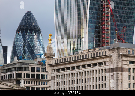 Le eggshaped 30 St Mary Axe et le bâtiment 20 Fenchurch Street aka '' talkie walkie en construction en avril 2013. Londres Banque D'Images
