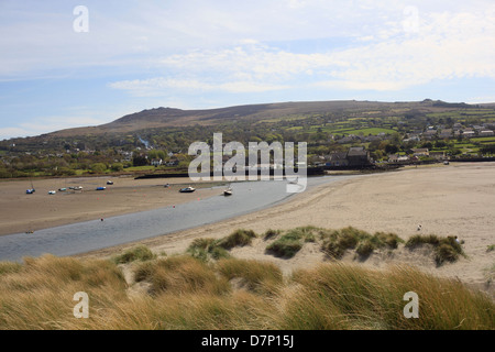 La plage de Newport, Pembrokeshire sur une journée ensoleillée au début de l'été Banque D'Images