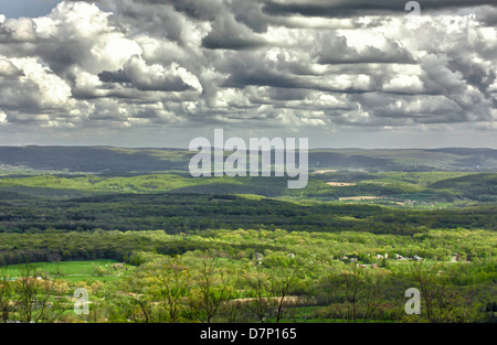 Une vue de la montagne au lever du soleil sur la forêt d'état de Stokes, NJ Banque D'Images