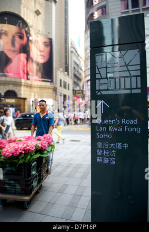 Samedi à Central, Hong Kong. La signalisation pour Lan Kwai Fong à proximité. Banque D'Images