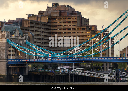 Le Tower bridge sur la Tamise et le guoman Tower Hotel, Londres, Royaume-Uni Banque D'Images