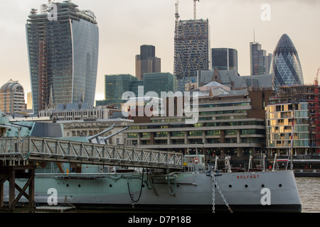 Il 20 Fenchurch Street aka ' Walkie Talkie" bâtiment en construction en avril 2013. Londres Banque D'Images