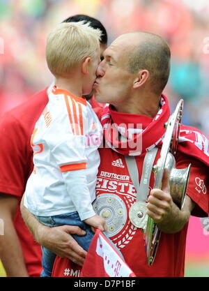 La Munich Arjen Robben embrasse son fils tout en maintenant le bouclier du championnat après la Bundesliga match entre FC Bayern Munich FC Augsburg et à l'Allianz Arena de Munich, Allemagne, 11 mai 2013. PHOTO : TOBIAS HASE (ATTENTION : EMBARGO SUR LES CONDITIONS ! Le LDF permet la poursuite de l'utilisation de jusqu'à 15 photos uniquement (pas de photos ou vidéo-sequntial série similaire d'images admis) via internet et les médias en ligne pendant le match (y compris la mi-temps), prises à partir de l'intérieur du stade et/ou avant le début du match. Le LDF permet la libre transmission des enregistrements numérisés du Banque D'Images