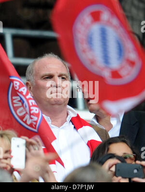 Fußball Bundesliga 33. Spieltag : FC Bayern München - FC Augsburg am 11.05.2013 in der Allianz Arena de Munich. Der Präsident des FC Bayern, Uli Hoeness sitzt auf der Tribüne Spielbeginn vor. Foto : Tobias Hase/dpa (Achtung Hinweis zur Bildnutzung ! Die DFL erlaubt die von Weiterverwertung 15 maximale - Photos (1 Sequenzbilder videoähnlichen Fotostrecken und keine) während des Spiels (einschließlich Halbzeit) aus dem Stadion und/oder vom Spiel Im Internet und dans Online-Medien. Uneingeschränkt gestattet ist die Weiterleitung digitalisierter Aufnahmen bereits während des Spiels ausschließlich zur i Banque D'Images