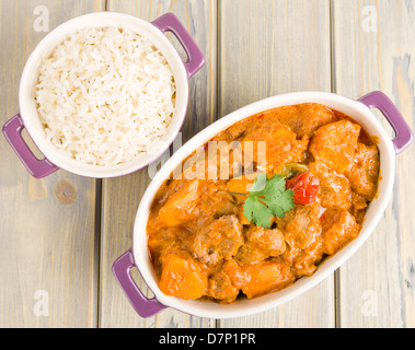 Agneau et pommes de terre ragoût d'arachides servis avec du riz blanc. L'Afrique de l'Ouest et des Caraïbes. Banque D'Images