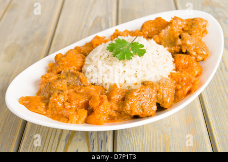 Agneau et pommes de terre ragoût d'arachides servis avec du riz blanc. L'Afrique de l'Ouest et des Caraïbes. Banque D'Images