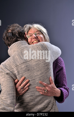 Vieux couple amoureux, senior woman and man embracing Banque D'Images