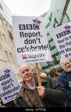 Londres, Royaume-Uni. 11 mai 2013. Un manifestant République exige la BBC révèle plutôt que célèbre la monarchie britannique. Crédit : Paul Davey/Alamy Live News Banque D'Images