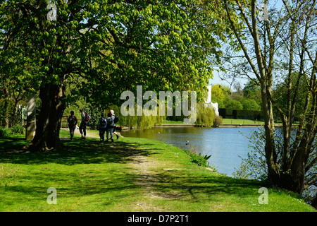 Les promeneurs sur la Thames Path à Waltham Abbey, Medmenham Banque D'Images