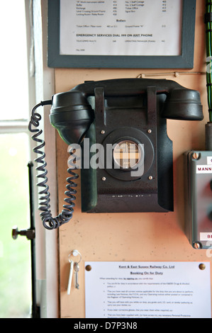 Un téléphone vintage à l'intérieur de la cabane du gardien du passage à niveau sur le Kent et l'East Sussex Railway, UK Banque D'Images