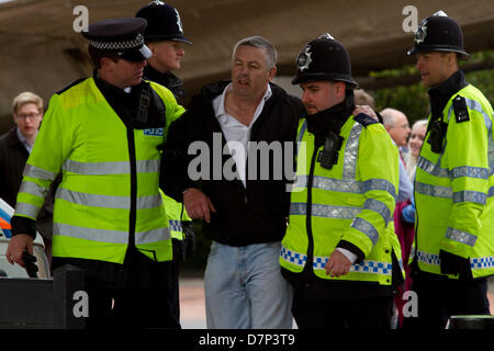 11 mai 2013. Wembley London UK. Un supporter est escorté par des agents de police alors que des milliers de fans de Greater Manchester descendre sur le stade de Wembley pour la finale de la FA Cup entre Manchester City et Wigan Athletic Banque D'Images