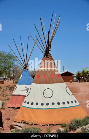 Tipi tentes colorées sous ciel bleu, marque de l'old west. Moab, Utah, USA. Banque D'Images