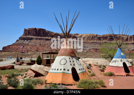 Tipi tentes colorées sous ciel bleu, marque de l'old west. Moab, Utah, USA. Banque D'Images