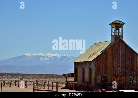 Une grange sous le ciel bleu, avec fond de enneigés des Montagnes La Sal. Moab, Utah, USA. Banque D'Images