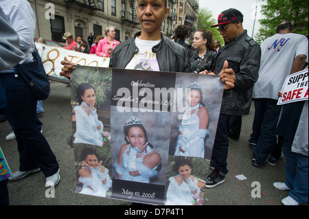 Des centaines dans les rues de la South Bronx à New York dans un rassemblement de lutte contre les armes à feu Banque D'Images