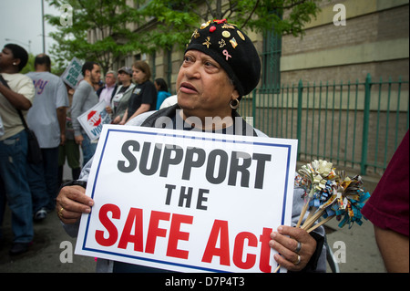 Des centaines dans les rues de la South Bronx à New York dans un rassemblement de lutte contre les armes à feu Banque D'Images