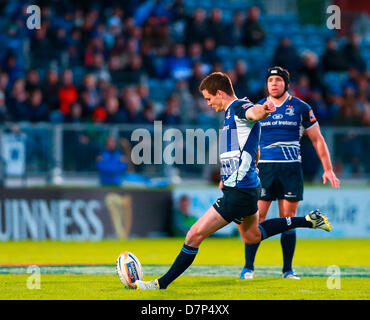 11.05.2013 Dublin, Irlande. Johnny Sexton (Leinster) frappe un mort durant la RaboDirect PRO12 demi-finale entre Leinster et Glasgow Warriors du Royal Dublin Society. Banque D'Images