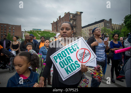 Des centaines dans les rues de la South Bronx à New York à l'action pour la demande de mamans Sens des armes à feu et rallye mars Banque D'Images