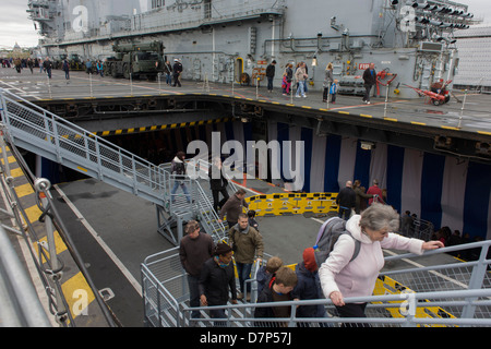 Les visiteurs monter les escaliers du pont de la plate-forme supérieure supérieure tout en visitant le pont à bord de la Marine royale, porte-avions HMS Illustrious lors d'une journée portes ouvertes à Greenwich. D'illustres ancrés sur la Tamise, permettant les contribuables à tour ses ponts couverts avant sa prochaine decommisioning. Le personnel de la marine a contribué à l'événement au PR week-end peut, traditionnellement le home de la flotte navale. Banque D'Images