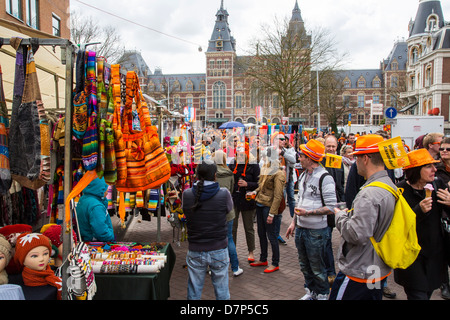 Célébrer la Journée reines aux Pays-Bas. Marché aux puces se tient dans la vieille ville d'Amsterdam. Banque D'Images