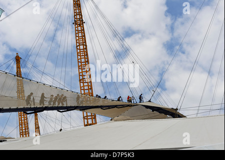 Alpinistes sur le dôme de l'O2 Arena, Londres, Angleterre, Royaume-Uni. Banque D'Images