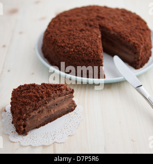 Panne de chocolat fait maison avec un morceau de gâteau sur une table en bois, carré Banque D'Images