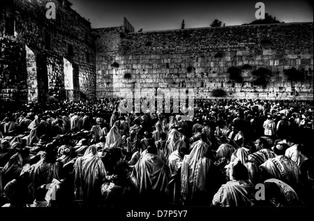 La prière dans le mur ouest au crépuscule, Yom Kipur prie de masse, la vieille ville de Jérusalem. Photo en noir et blanc. Banque D'Images