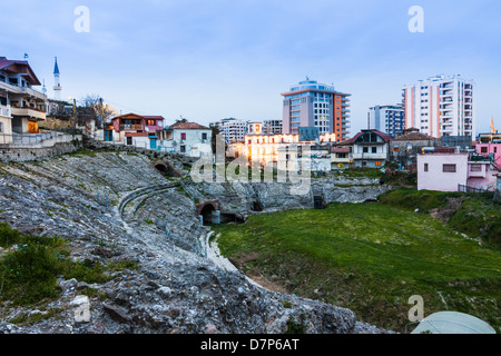 L'amphithéâtre de Durrës au crépuscule. L'Albanie Banque D'Images