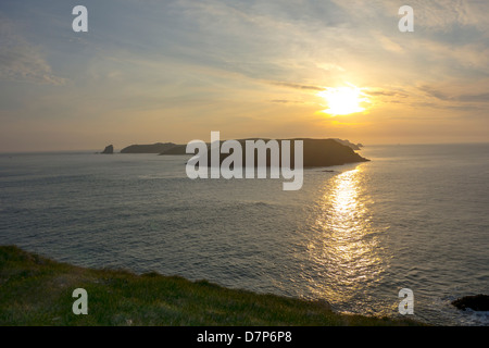 Le soleil se couche sur l'île de Skomer sur le parc national Pembrokeshire Coast. Banque D'Images