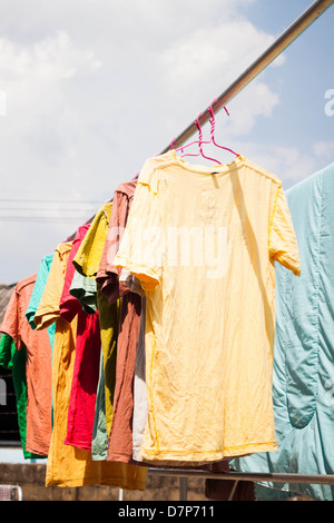 Le séchage des vêtements colorés sur corde sous la lumière du soleil Banque D'Images