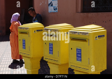 Boîtes jaunes à Marrakech. Banque D'Images