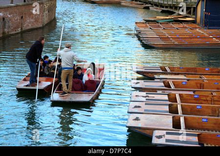 Les étudiants chinois barques le long de la rivière Cam, Cambridge, Angleterre Banque D'Images