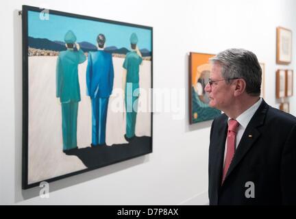 Bundespräsident Joachim Gauck besichtigt am 11.05.2013 à Medellin (Kolumbien) im Museo de Antiquia das Bild 'Ohne Titel' von Ethel Gilmour. Der Bundespräsident besucht die Länder Kolumbien und Brasilien bis 17.05.2013. Foto : Soeren Stache/dpa Banque D'Images