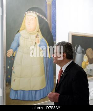 Bundespräsident Joachim Gauck besichtigt am 11.05.2013 à Medellin (Kolumbien) im Museo de Antiquia das Bild 'Saint Rose de Lima" (Öl auf Leinwand aus dem Jahr 1993) von Fernando Botero. Der Bundespräsident besucht die Länder Kolumbien und Brasilien bis 17.05.2013. Foto : Soeren Stache/dpa Banque D'Images