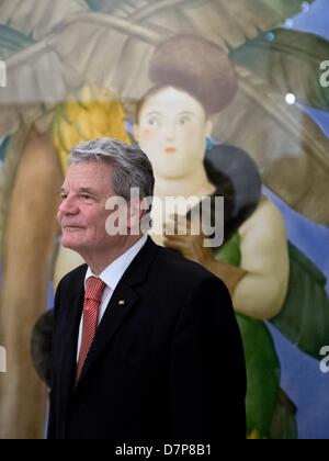 Bundespräsident Joachim Gauck besichtigt am 11.05.2013 à Medellin (Kolumbien) das Museo de Antiquia steht und neben dem Bild 'La Colombiana' (Wasserfarbe und Bleistift auf Papier aus dem Jahr 1981) von Fernando Botero . Der Bundespräsident besucht die Länder Kolumbien und Brasilien bis 17.05.2013. Foto : Soeren Stache/dpa Banque D'Images