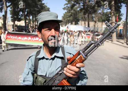 La police est d'assurer la sécurité dans les manifestations contre le Pakistan à Herat Banque D'Images