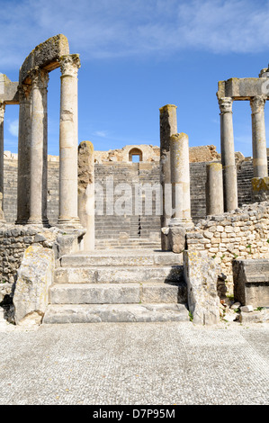 Entrée du théâtre à Dougga Ville romaine niché à flanc de colline en Tunisie Banque D'Images