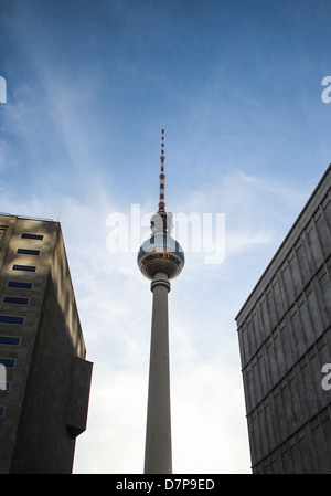 La tour de télévision à Berlin "Berliner fernsehturm' vue de la place Alexanderplatz Banque D'Images