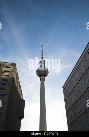 La tour de télévision à Berlin "Berliner fernsehturm' vue de la place Alexanderplatz Banque D'Images